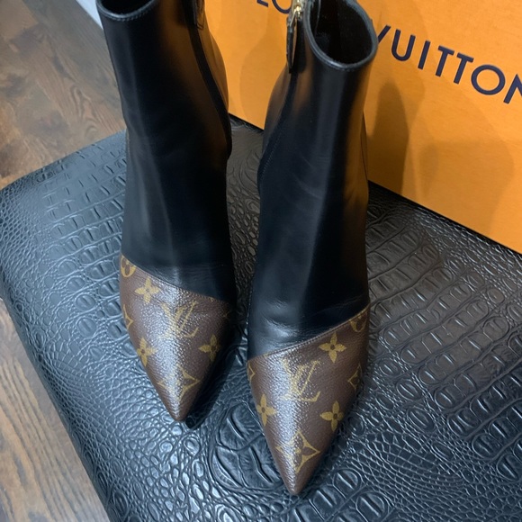 Louis Vuitton Cherie bootie black with signature brown LV logo capped pointy toe - Picture 3 of 5